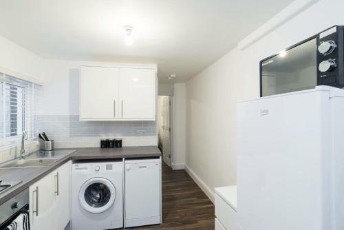 Ideal Two Bedroom Apartment Near Centre & Stadium