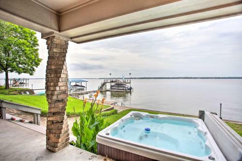 Cedar Creek Lake House With Private Hot Tub!