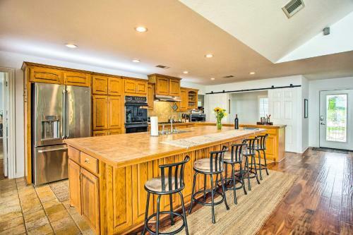 Cedar Creek Lake House With Private Hot Tub!