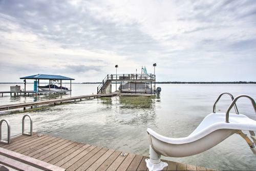 Cedar Creek Lake House With Private Hot Tub!