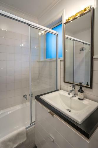 Sunny Kilmore Apartment