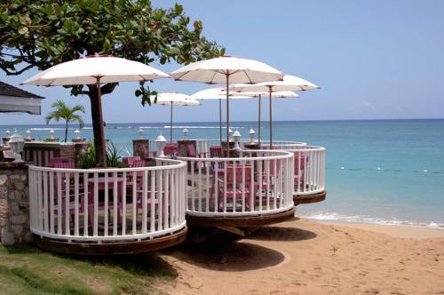 Shaw Park Beach Hotel
