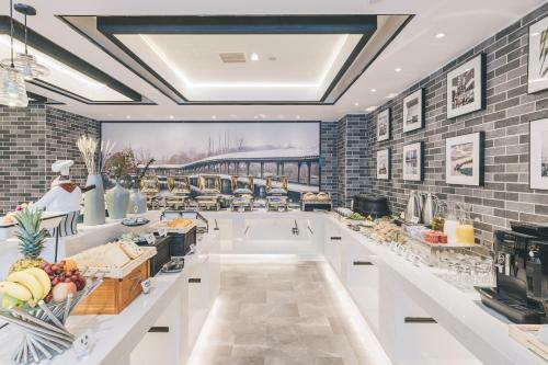 Atour Hotel Haining Leather City South Gate