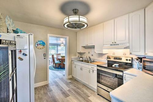 Colorful, Pet-friendly Home Near Ormond Beach