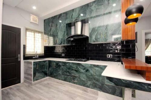 Free Parking With Cctv Cam�ra Porche Area Luxure