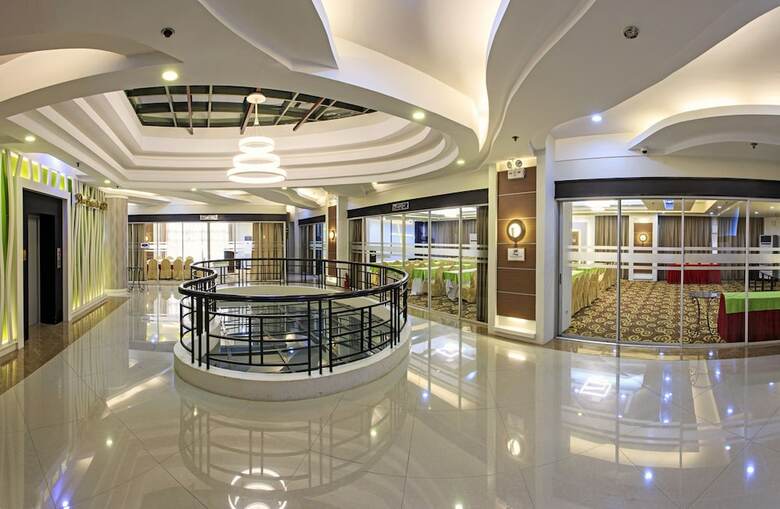 Sarrosa International Hotel And Residential Suites