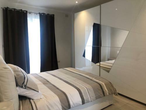 Sea View Apartment Overlooking Spinola Bay