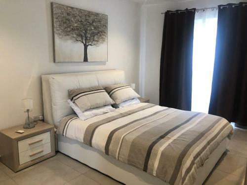 Sea View Apartment Overlooking Spinola Bay