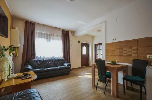 Villa Beautiful Homes With Private Yard, Bath And Free Parking