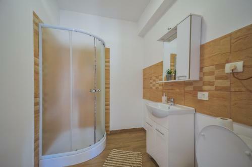 Villa Beautiful Homes With Private Yard, Bath And Free Parking