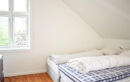 Nice Home In Brekke With Wifi And 5 Bedrooms