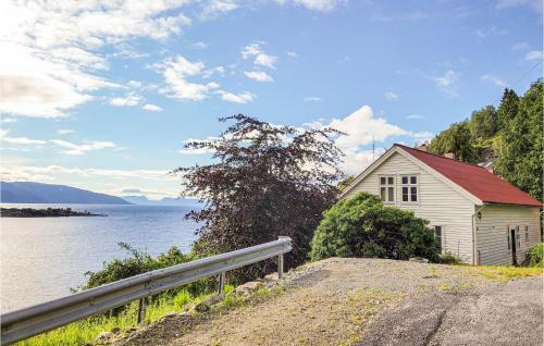 Nice Home In Brekke With Wifi And 5 Bedrooms