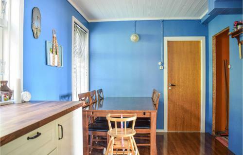 Nice Home In Brekke With Wifi And 5 Bedrooms