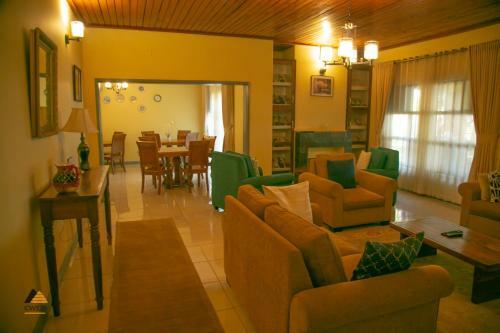 Hotel Cwezi By The Lake