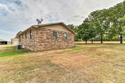 Charming Mountain Home Getaway With Gas Grill!