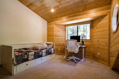 Splendid Mountain Retreat: Spa, Sauna, & Generator