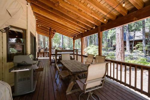 Splendid Mountain Retreat: Spa, Sauna, & Generator
