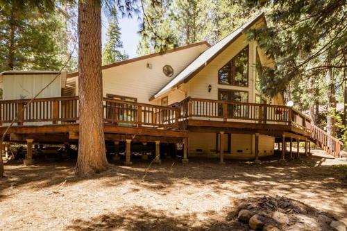 Splendid Mountain Retreat: Spa, Sauna, & Generator