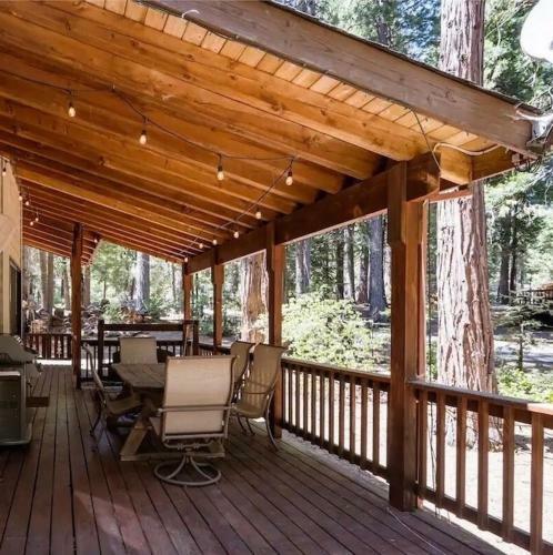 Splendid Mountain Retreat: Spa, Sauna, & Generator