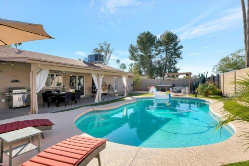 Villa *new*designer Oasis 4bdrm W/pool/jacuzzi/pooltable/mini Botanical Garden