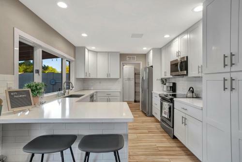 Villa *new*designer Oasis 4bdrm W/pool/jacuzzi/pooltable/mini Botanical Garden