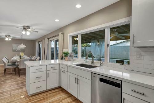 Villa *new*designer Oasis 4bdrm W/pool/jacuzzi/pooltable/mini Botanical Garden
