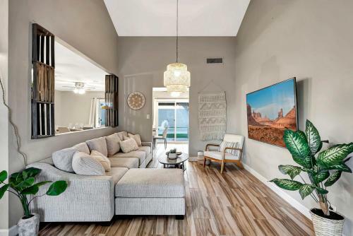 Villa *new*designer Oasis 4bdrm W/pool/jacuzzi/pooltable/mini Botanical Garden