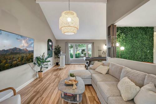 Villa *new*designer Oasis 4bdrm W/pool/jacuzzi/pooltable/mini Botanical Garden
