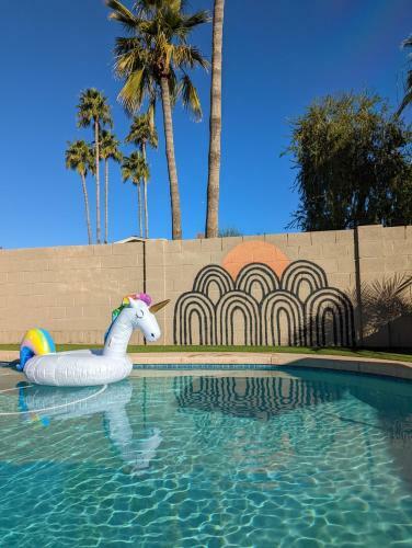 Villa *new*designer Oasis 4bdrm W/pool/jacuzzi/pooltable/mini Botanical Garden