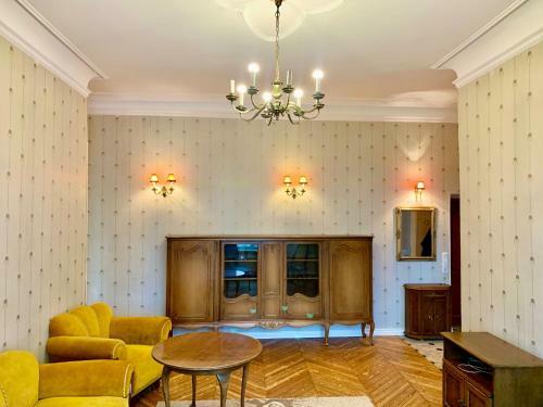 Lovely 3- Room Apartment In Historical House