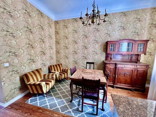 Lovely 3- Room Apartment In Historical House