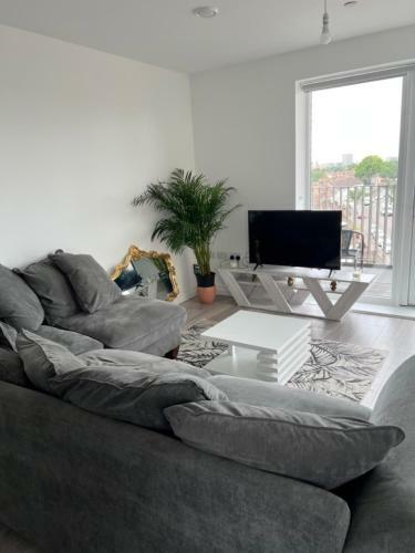Lovely 2 Bed Apartment With Parking On Premises