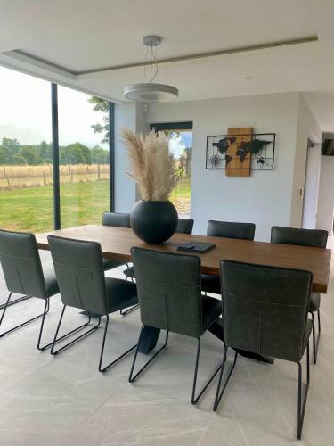 Stunning Modern Home Set In Beautiful Grounds.