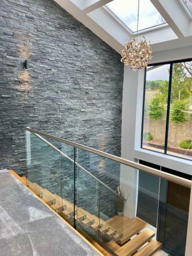 Stunning Modern Home Set In Beautiful Grounds.