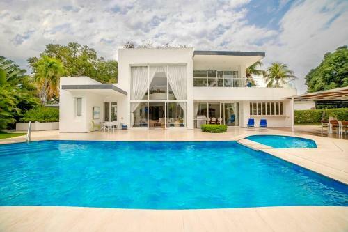 Preciosa Casa Con Piscina Y Un Clima Privilegiado