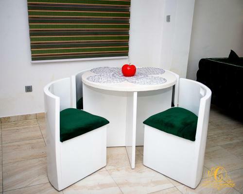 Comforts Court And Apartment