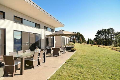 Somerton Ridge: Luxury Modern House Stunning Bath