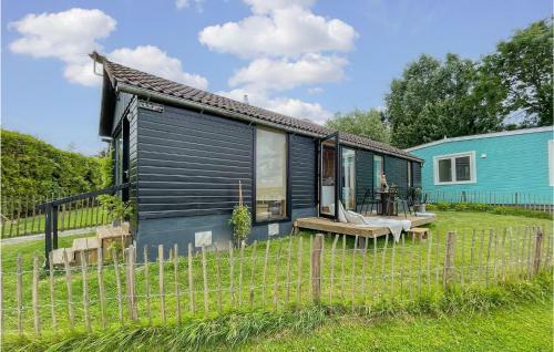 Awesome Caravan In Lauwerzijl With Wifi And 2 Bedrooms