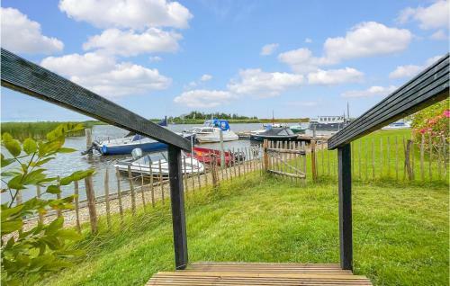 Awesome Caravan In Lauwerzijl With Wifi And 2 Bedrooms