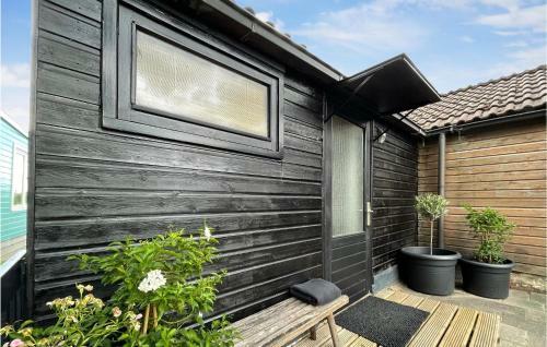 Awesome Caravan In Lauwerzijl With Wifi And 2 Bedrooms