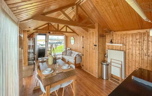 Awesome Caravan In Lauwerzijl With Wifi And 2 Bedrooms