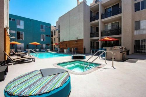 Apartamento New 2bd/2br Condominium In Weho! 2 Parking/pool