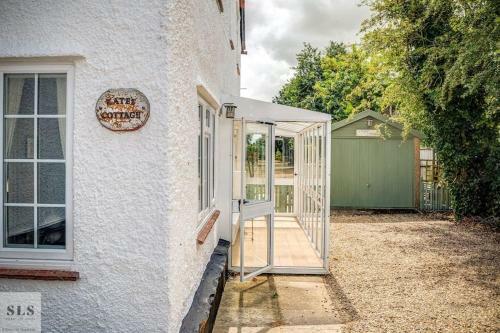 Two Bed Cottage Near Oxford With River View