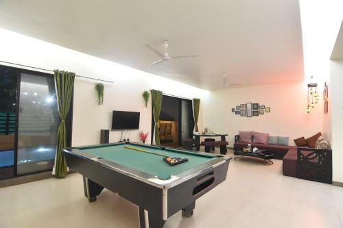 Kiyansh Villa