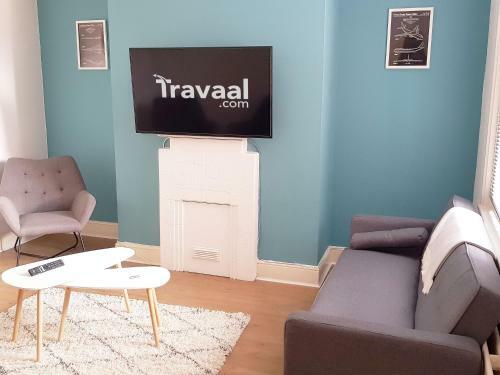 Travaal - 3 Bedroom Apartment Farnborough