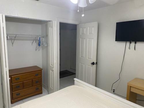Hostal Private Room With Queen Bed - Free Parking & Fast Wifi