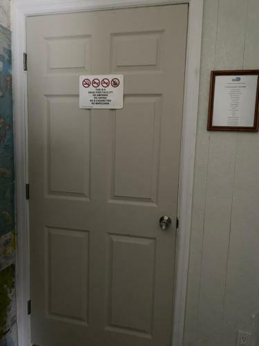 Hostal Private Room With Queen Bed - Free Parking & Fast Wifi