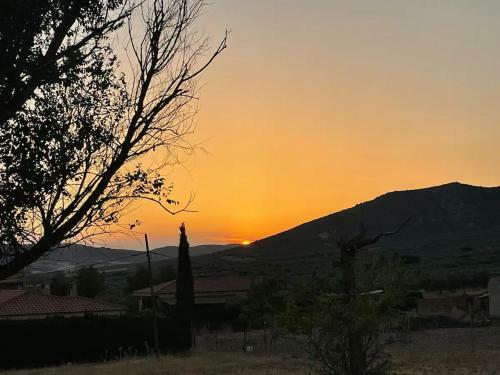 Dos Villas Entre Ciervos Y Cervantes