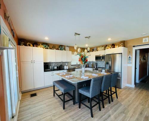 Stylish Intercoastal Blue Bungalow Close To Beach