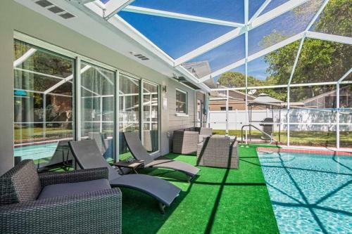 Heated Pool House Only 5 Minutes To Gulf Beaches!
